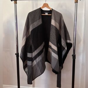 AKIRA Adabelle Poncho in Gray